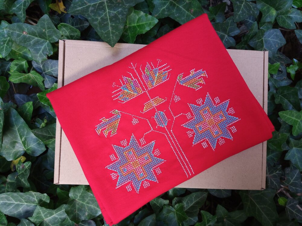 Дамска тениска бродерия шевица от Суворово