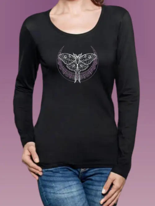 mehndi_luna_black_shirt_long Дамска тениска с бродерия Лунна пеперуда