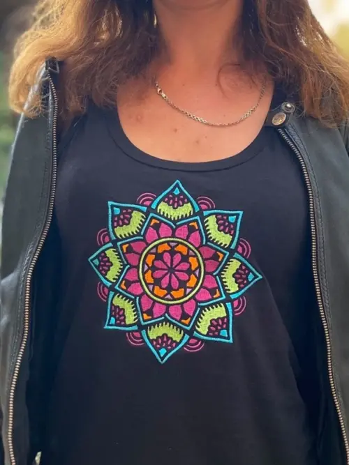 mandala (2) Дамска тениска с бродерия Мандала 2