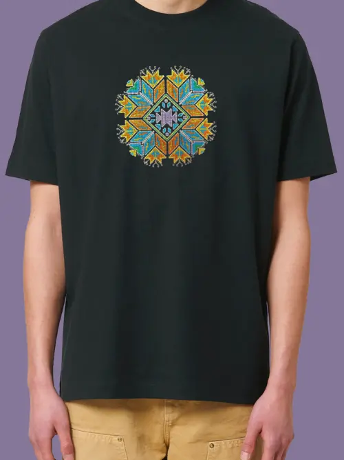 shevica_slunce_kanatica_man_black_tshirt Мъжка тениска с шевица